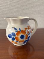 Vintage  kan / melkkan van wit aardewerk met bloemmotief., Ophalen of Verzenden