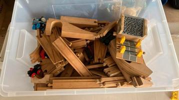 Grote treinbaan van hout beschikbaar voor biedingen