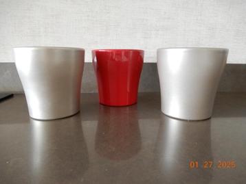 3 Mooie bloempotten, kleur 2 x taupe en 1 x rood beschikbaar voor biedingen