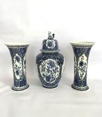 Set met Delfts Blauwe dekselvaas en twee trompetvazen van Bo, Ophalen of Verzenden