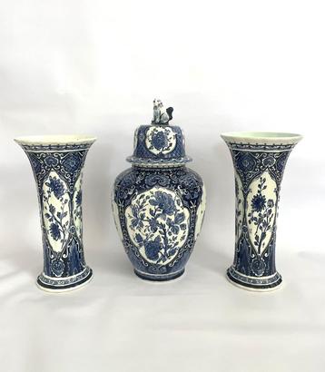 Set met Delfts Blauwe dekselvaas en twee trompetvazen van Bo beschikbaar voor biedingen