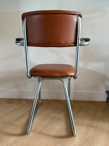 Oude stoel, ahrend cirkel beschikbaar voor biedingen