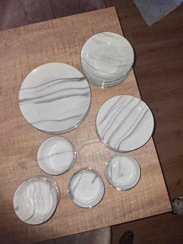 mooi servies  marmer look zgan beschikbaar voor biedingen