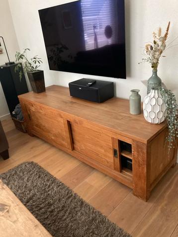 Houten TV-meubel met schuifdeuren beschikbaar voor biedingen