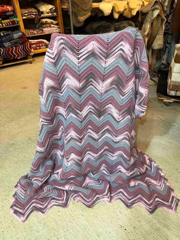 Granny woondeken kleed gehaakt roze grijs zigzag 168/136, Gebruikt, Etten-Leur, DJT@dejuistetoon.eu, Ophalen of Verzenden