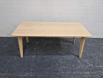 Salontafel mat blank hout beschikbaar voor biedingen