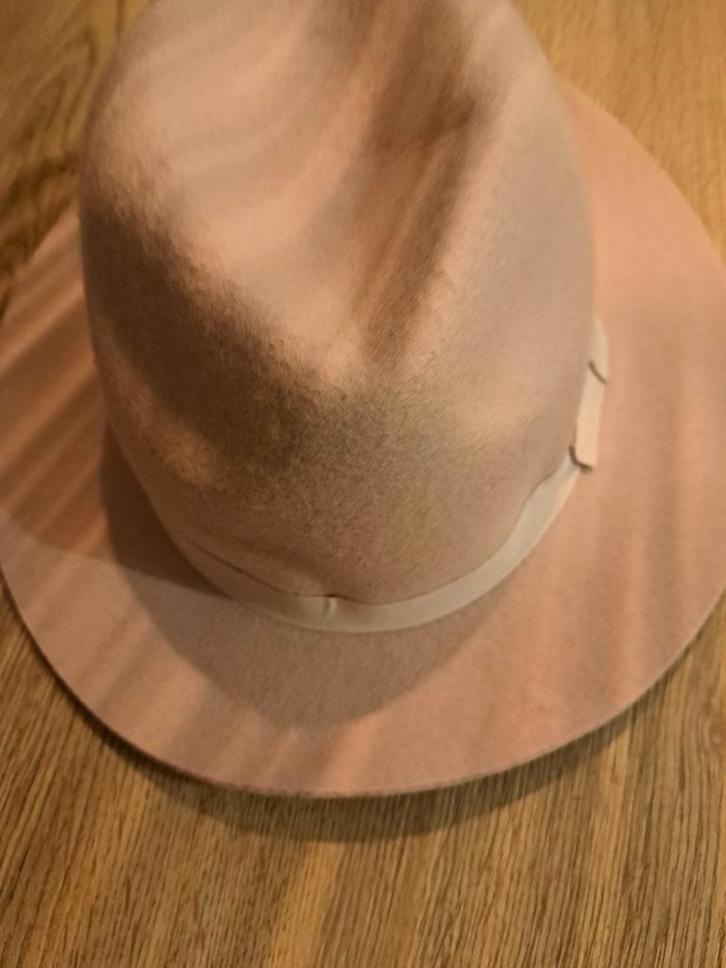 Roze Hoed - Maat M, Kleding | Dames, Hoeden en Petten, Zo goed als nieuw, Hoed, Verzenden
