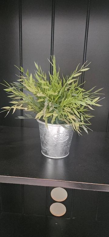 Kunstplant in zilveren potje beschikbaar voor biedingen