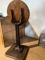 Vintage tilt top tafeltje met zwaar (gietijzer?)  onderst, Antiek en Kunst, Ophalen