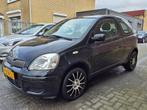 Toyota Yaris 1.0 VVT-i Terra, Gebruikt, 4 cilinders, 400 kg, Zwart