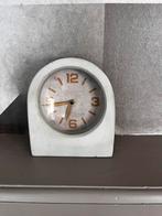 Mooie betonnen klok. Als nieuw. Zie prijskaartje., Huis en Inrichting, Woonaccessoires | Klokken, Ophalen of Verzenden, Zo goed als nieuw