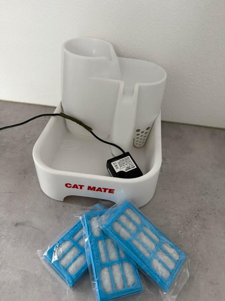 Cat mate drink fontein met 3 nieuwe filters, Dieren en Toebehoren, Kattenvoerbakken en Drinkbakken, Zo goed als nieuw, Ophalen of Verzenden