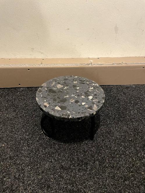 Klein rond tafeltje met terrazzo/granito look, Huis en Inrichting, Tafels | Bijzettafels, Zo goed als nieuw, Rond, Minder dan 45 cm
