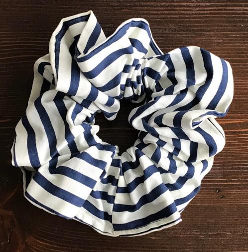 Blauw/wit gestreepte scrunchie (haarstrik), Sieraden, Tassen en Uiterlijk, Overige Accessoires, Zo goed als nieuw, Ophalen