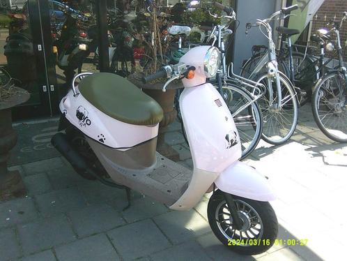 linben scooter rijdt en start goed kleur : Roze, Fietsen en Brommers, Scooters | Piaggio, Gebruikt, Overige modellen, Maximaal 25 km/u