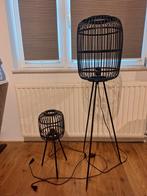 Zwarte houten lamp met stalen pootjes .2 stuks, Ophalen, Industrieel/landelijk, Zo goed als nieuw, Minder dan 100 cm