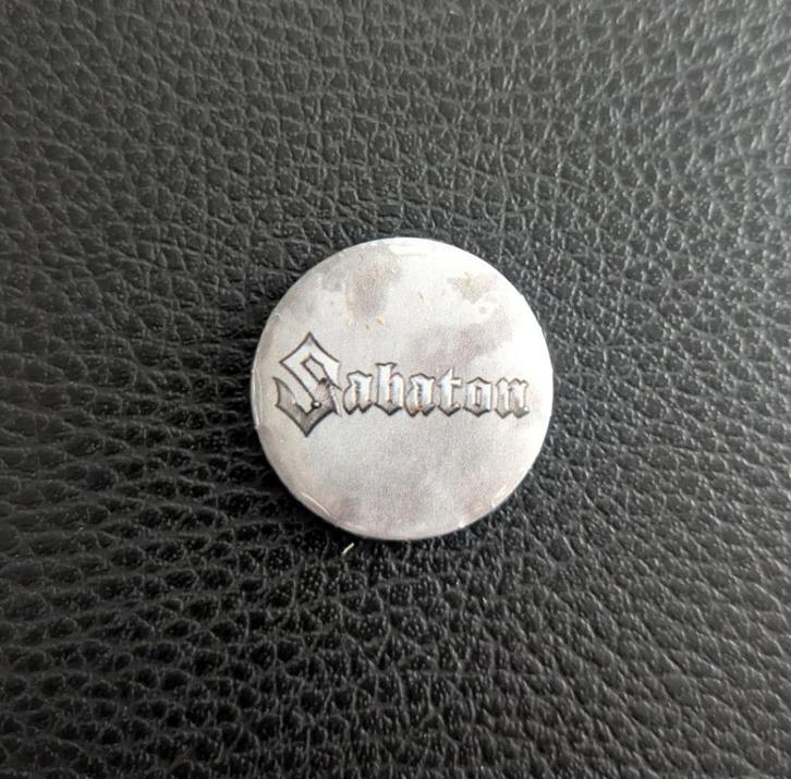 Sabaton Band button – 25mm button / speld / pin, Verzamelen, Muziek, Artiesten en Beroemdheden, Nieuw, Overige typen, Verzenden