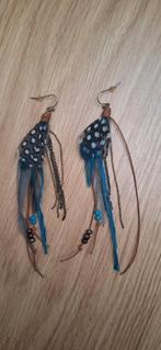 Oorbellen met veren met stipjes, kraaltjes, diverse koordjes, Ophalen, Overige materialen, Hangers, Blauw