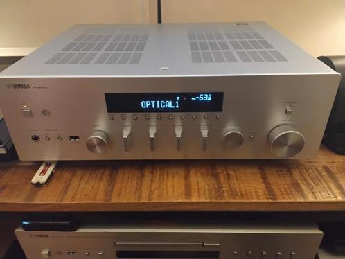 No bijna nieuwe Yamaha tuner/versterker  rn600a, Audio, Tv en Foto, Versterkers en Receivers, Zo goed als nieuw, Stereo, 120 watt of meer
