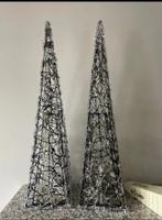 2 licht piramides kerst torens 60 cm, Diversen, Kerst, Ophalen of Verzenden, Zo goed als nieuw