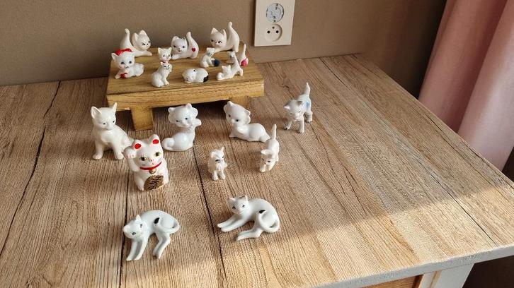 Vintage Verzameling 19 Bijzondere Kat Beeldjes Wit Porselein, Verzamelen, Beelden en Beeldjes, Gebruikt, Dier, Verzenden