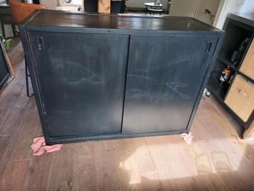 Zwarte Kast met Schuifdeuren hoogte 92,5cm,diepte 45 cm,bree beschikbaar voor biedingen