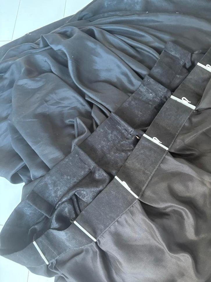 Zwarte verduisterende gordijnen met plooi, Huis en Inrichting, Stoffering | Gordijnen en Lamellen, Zo goed als nieuw, 150 tot 200 cm