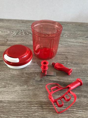 NIEUWSTAAT turbomax met 3 messen van TUPPERWARE ROOD beschikbaar voor biedingen