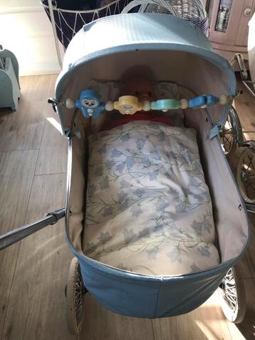 Antieke Poppenwagen met Pop & Lakentjes beschikbaar voor biedingen