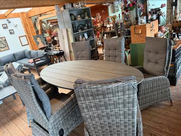 Leuke tuinset met 6stuks standen stoelen en ovale tafel beschikbaar voor biedingen