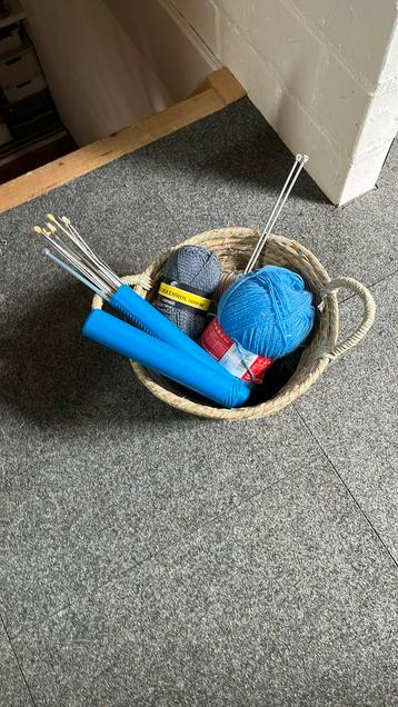 Mandje met brei garen en breinaalden in koker beschikbaar voor biedingen
