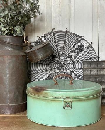 Brocante oud taartblik mint groen beschikbaar voor biedingen