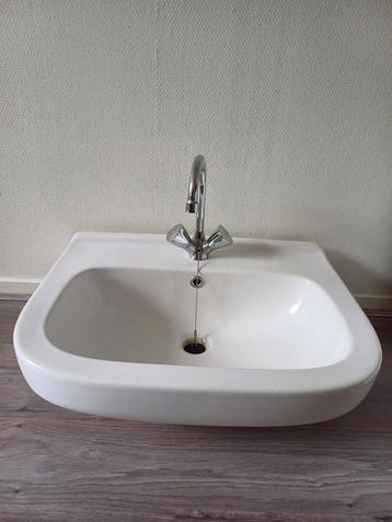 Wastafel met kraan beschikbaar voor biedingen