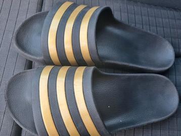 Badslippers Adidas zwart met gouden stripes  beschikbaar voor biedingen