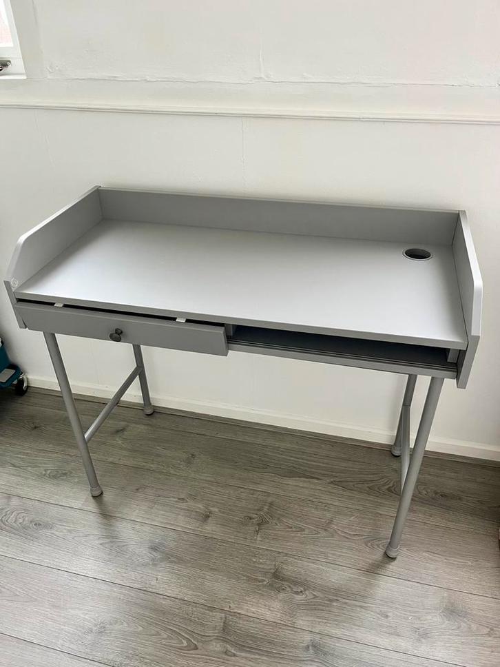 Hauga bureau grijs Ikea, Huis en Inrichting, Bureaus, Zo goed als nieuw, Ophalen