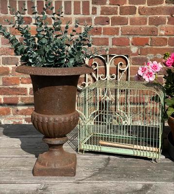 Brocante oude gietijzeren tuinvaas  beschikbaar voor biedingen