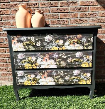 Lief zwart ladenkastje met bloemenprint beschikbaar voor biedingen