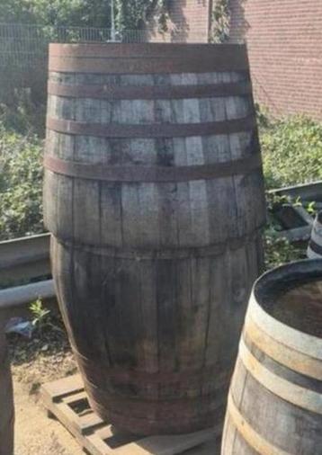 Groot wijnvat beschikbaar voor biedingen