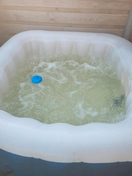 Opblaasbare jacuzzi 2-4 personen ( Infinite ), Tuin en Terras, Bubbelbaden en Hottubs, Zo goed als nieuw, Ophalen