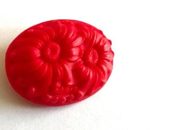 Vintage jaren 80 rode ovale glas / keramiek bloemen broche beschikbaar voor biedingen