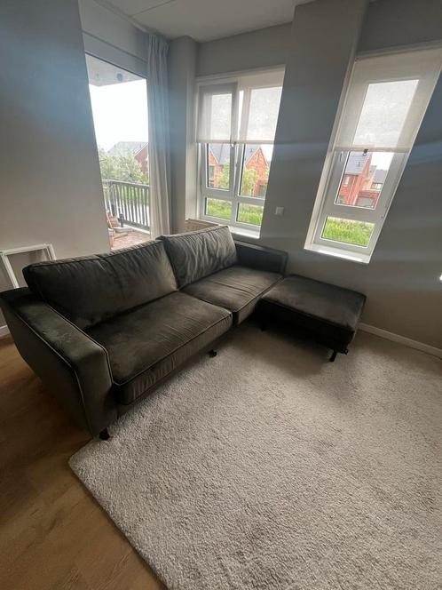 WOOOD Groene 3-zits bank met hocker - In zeer goede staat, Huis en Inrichting, Banken | Complete zithoeken, Zo goed als nieuw