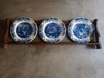 3 Delfts blauwe borden Jan Steen + houten ophangrek, Antiek en Kunst, Antiek | Wandborden en Tegels, Ophalen of Verzenden