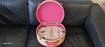 Te koop creme roze kattenmand met kussen beschikbaar voor biedingen