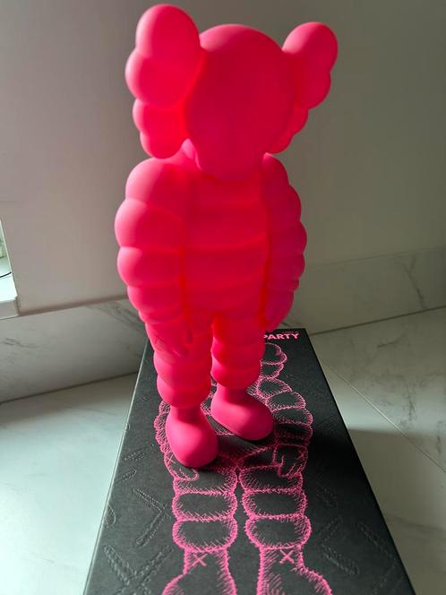 KAWS “What a party”, Antiek en Kunst, Kunst | Designobjecten, Verzenden