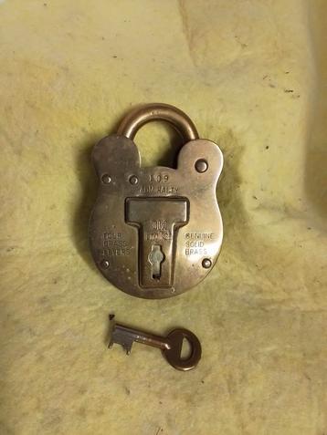 14408) mooi oud Engels  hangslot   10x7 cm beschikbaar voor biedingen