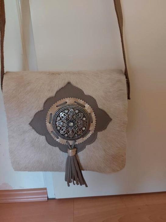 Nieuwe leren schoudertas van het merk Ganesha, Sieraden, Tassen en Uiterlijk, Tassen | Schoudertassen, Zo goed als nieuw, Beige