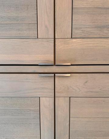 Massief eiken Kast met moderne Greywash Look beschikbaar voor biedingen