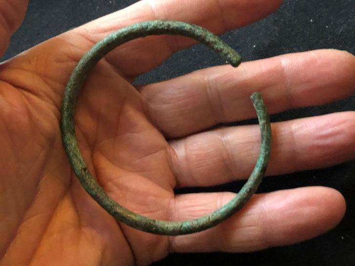 Bronstijd GRAFGIFT armband DRAAGBAAR Bodemvondst INTACT !, Antiek en Kunst, Curiosa en Brocante, Verzenden