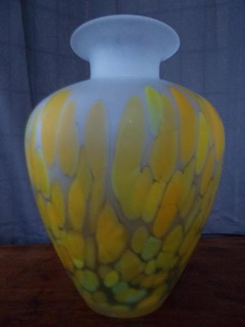 Vaas Tarnowiec Art Glass frosted geel beschikbaar voor biedingen