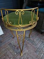 Vintage kaptafel stoeltje van ijzer in zeer goede staat, Antiek en Kunst, Antiek | Meubels | Bedden, Ophalen of Verzenden